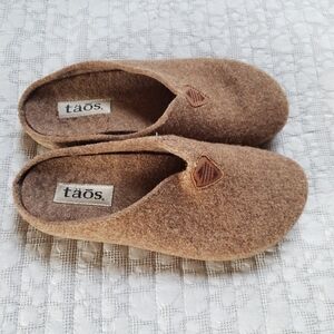 Taos Brown Wool Slippers Size EU 39, US Size 8,5
